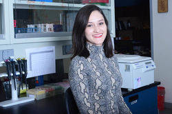 Egresada UACH investiga tratamiento para combatir cáncer y covid en Inglaterrajpg