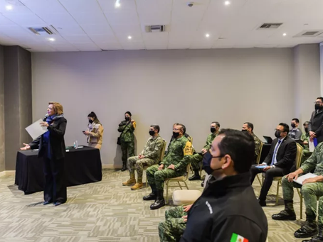 Maru Campos da conferencia ante militares que cursan la Maestría en SCDN