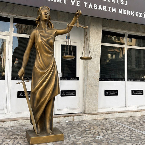 Profesyonel bir heykel sanatçısı tarafından titizlikle işlenen bu eser, özel antika patina uygulamasıyla görsel bir derinlik kazanmıştır.
