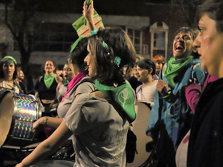 Mit Glitzer und Megafon