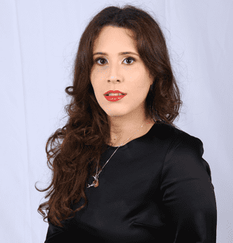 Bacharel na área de Ciências Sociais (Comunicação Social) pela Universidade Católica de Pernambuco e, atualmente, é menstranda em filosofia pelo Programa de Pós Graduação em Estudos Culturais na Escola de Artes, Ciências e Humanidades (EACH) da Universidade de São Paulo. Durante a graduação direcionou seus esforços acadêmicos à ideia de comunicação popular, a folkcomunicação que resultou no trabalho de conclusão de curso "Evoé Pernambuco", que estudou a comunicação artística por trás do carnaval. Essa pesquisa, posteriormente, foi escolhida para representar a faculdade no maior congresso brasileiro de estudos em comunicação (INTERCOM NACIONAL).Em 2023 entrou no mestrado em Estudos Culturais da USP, onde estuda a questão dos processos de memória na formação da cidade e da identidade popular. Ainda, começou a trabalhar como cronista e ensaísta para diversas revistas. entre elas a Revista Será?, que com mais de dez anos de mercado tem em seu corpo de escritores pessoas como o poeta Chico de Assis, e o escritor José Paulo Cavalcanti Filho, eleito à Academia Brasileira de Letras (ABL) e que tem como lema "penso, logo duvido".É associada da Sociedade Brasileira de Estudos Interdisciplinares em Comunicação e da Rede Folkcom. Iniciou, em 2024, sua participação na cátedra José Bonifácio, sediada na Universidade de São Paulo, que tem como objetivo a aproximação América Latina e Europa, presidida pelo catedrático português Álvaro de Vasconcelos