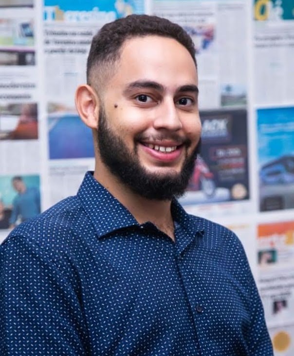Mestrando em Educação, Cultura e Territórios Semiáridos, na Universidade do Estado da Bahia; Especialista em Gestão de Marketing e Mídias Digitais no Instituto de Educação Superior Raimundo Sá (2022-2023); Graduado em Jornalismo na Universidade Estadual do Piauí, campus Professor Barros Araújo, Picos-PI (2018-2022); Integrou a Liga Acadêmica de Jornalismo, Educação e Memória (Joeme); foi Bolsista Voluntário do PIBIC (2020-2021) com o Projeto de Pesquisa 'Memórias do Coronavírus no Piauí: o Portal O Dia e o Cidade Verde.com e suas atuações na Construção de Memórias sobre a Pandemia do Coronavírus, no Piauí'; atuou como Social Media na Agência de Marketing e Publicidade Ideia 7, também como Monitor de programas de Rádio e TV na Agência Ícone Comunicação e tem experiência em Assessoria de Comunicação com ênfase em Gerenciamento de Redes Sociais. É autor do Livro "Entre verdades e memórias jornalísticas sobre a pandemia da Covid-19" e organizador do Livro "Jornalismo, educação e memória: um diálogo possível", publicados pela EdUESPI. É também formado no curso Técnico em Mineração pelo Instituto Federal de Educação, Ciência e Tecnologia do Piauí (IFPI - Campus Paulistana).