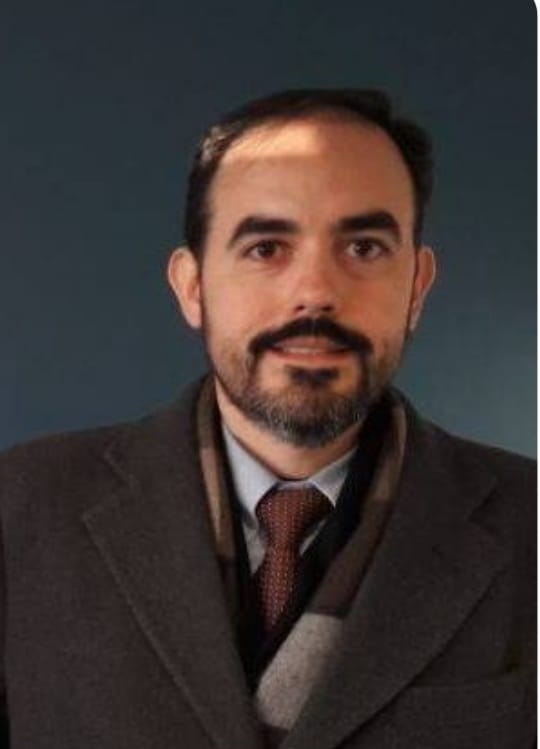 Pós-Doutoramento (2017), Doutorado (2011), Mestrado (2006) todos em Comunicação pela Universidade Federal de Pernambuco, além da Especialização em Jornalismo e Crítica Cultural (2003) por essa universidade. Jornalista graduado pela Universidade Católica de Pernambuco (2001), membro associado da Rede de Estudos e Pesquisa em Folkcomunicação (Rede Folkcom) e psicanalista (2020) formado pelo Instituto Brasileiro de Psicanálise Clínica de Campinas-SP; formação em Inglês como segunda língua pela University of Massachusetts em Boston - E.U.A. (2018). No presente estou desenvolvendo o meu segundo estágio de pós-doutorado pela UFPE. Atualmente leciono inglês instrumental nos cursos superiores de Análise e Desenvolvimento de Sistemas e também de Jogos Digitais da Faculdade SENAC - PE, além de Psicologia e Bioética no curso superior de Estética e Cosmética; sou também docente da Faculdade Pernambucana de Saúde dos Laboratórios de Comunicação nos cursos de Medicina, Enfermagem, Fisioterapia e Nutrição. Nessa instituição, oriento Projetos de Iniciação Científica e também coordeno o projeto de Extensão "Momento Saúde", o qual leva orientação nesse âmbito a comunidades vulneráveis da Zona Sul do Recife por meio da Folkcomunicação em Saúde. Na FPS também leciono metodologia da pesquisa (Nutrição) e extensão curricularizada (Odontologia). Desde 2013 sou professor da Faculdade Damas da Instrução Cristã (Recife-PE) nos cursos de Administração e de Relações Internacionais. Na pós-graduação, ministro aulas em diferentes instituições, como o Centro Universitário Boa Viagem - UniFBV e a própria Faculdade Senac-PE. A experiência profissional abrange também a vivência como pró-reitor de pesquisa e pós-Graduação, a coordenação de pesquisa e extensão, além da coordenação do curso de graduação em Publicidade, assim como a gestão e participação em diferentes comitês institucionais e a função de editor de periódicos científicos. No âmbito da produção acadêmica, é possível destacar a publicação de livros e capítulos em obras editadas por importantes editoras universitárias do país, dezenas de artigos científicos publicados em periódicos indexados, além, de trabalhos em anais de congressos no Brasil e no exterior. À experiência ora descrita, soma-se o papel de orientador de estudos do Grupo Ubique em cursos de preparação para o concurso de admissão à carreira diplomática. Acrescentam-se às experiências acadêmica e profissional, homenagens e prêmios, os quais atestam a postura de compromisso e de amor à difusão científica de forma íntegra e dedicada, valorizando a essência da educação como promotor da dignidade humana. Por fim, as principais áreas de interesse são: Educação, (Folk)Comunicação e Humanização na Saúde, além de Tecnologias Inclusivas.