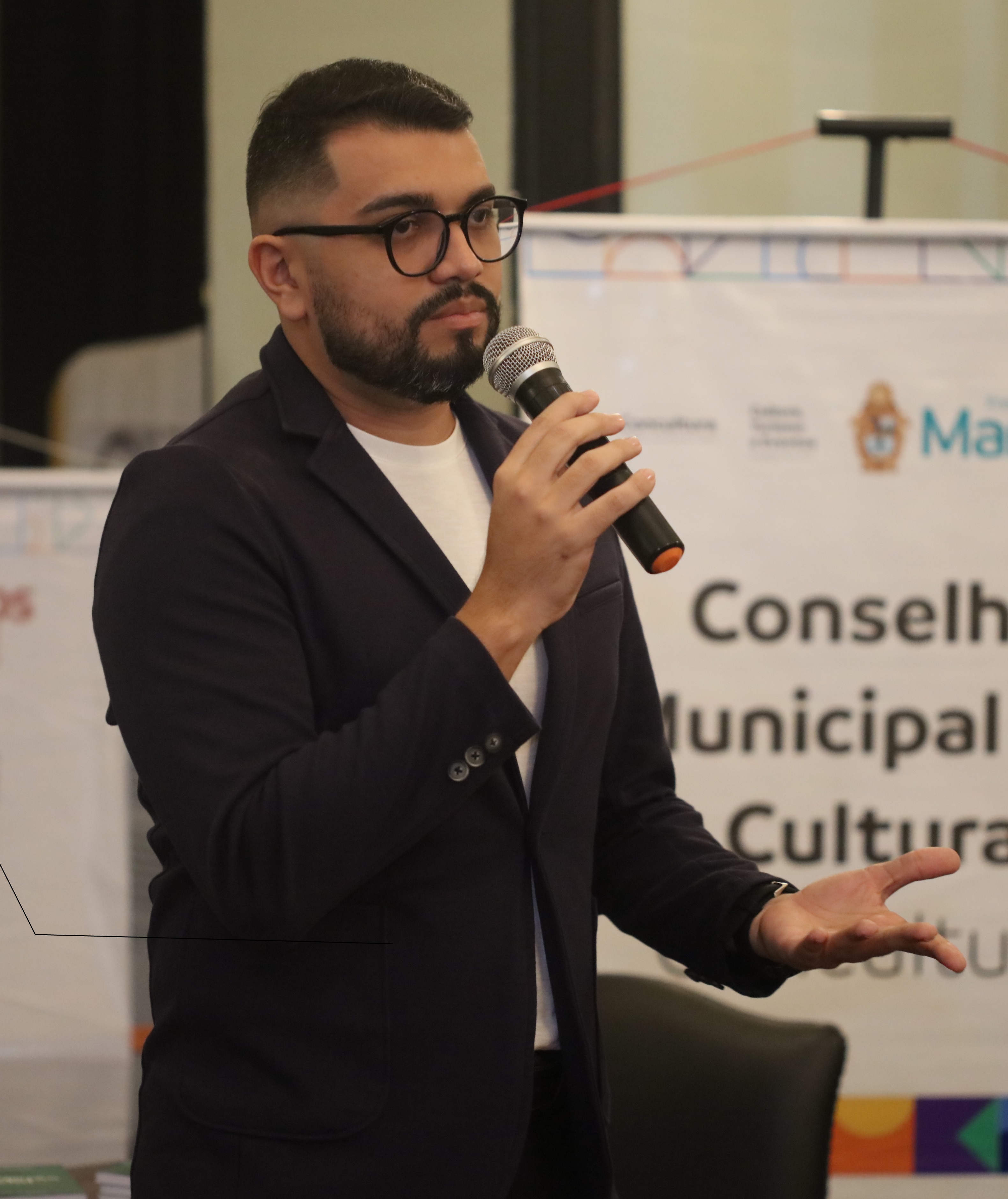 Doutorando do programa de pós-graduação em Comunicação, Cultura e Amazônia da Universidade Federal do Pará (UFPA). Mestre em Letras e Artes pelo Universidade do Estado do Amazonas (UEA). Graduado em Licenciatura Plena em Letras pela Universidade Nilton Lins, Graduado em Comunicação Social - Jornalismo pela UNINORTE LAUREATE, possui MBA de Gestão de Pessoas pela Universidade Estácio de Sá. Integrante do Grupo de Pesquisa Laboratório de Pesquisa Midiática na Amazônia - LABMIDIA/UFPA. Foi supervisor do PIBID-Letras (UEA) na Escola Estadual Altair Severiano Nunes. Atuou como gestor escolar nas EETI Altair Severiano Nunes e EETI Maria de Lourdes Rodrigues Arruda. Professor formador do PARFOR, no curso de Letras - Itacoatiara e no curso especial em Letras - Manicoré, pela UEA. Atualmente é professor efetivo do quadro da Secretaria de Estado de Educação e Desporto (SEDUC), ministrando aulas de Língua Portuguesa no Centro de Mídias do Estado do Amazonas. Vencedor do prêmio literário cidade de Manaus Mario Ypiranga Monteiro, na categoria regional, destinado ao melhor ensaio sobre tradições populares (folclore).