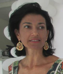 Doutora em Ciências da Comunicação pela na Universidade de Coimbra/Portugal (2024) e mestre em Ciências da Linguagem, na linha de pesquisa de análise do discurso, pela Universidade do Sul de Santa Catarina (2009). Possui graduação em Comunicação Social - hab. Relações Públicas, e pós-graduação especialização em Comunicação Integrada e Marketing, pela Universidade do Vale do Rio dos Sinos (2000), além de graduação em Marketing pela Universidade do Sul de Santa Catarina (2016). Atua como docente de graduação e pós-graduação em diferentes cursos de graduação e pós-graduação, nas modalidades presencial e a distância. Tem experiência na área de Comunicação, com ênfase em comunicação nas organizações, atuando principalmente nos seguintes temas: gestão de imagem e marca, marketing, relacionamento com o cliente, cultura e comunicação, mídia e educação.