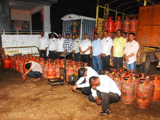 गॅस सिलेंडर रिफिलिंगचा काळा धंदा उघड; स्थानिक गुन्हे शाखेची मोठी कारवाई, तिघांना अटक व लाखोचा मुद्देमाल जप्त
