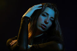 Portrait de femme studio photo à Dole sur fond noir et éclairage néon 