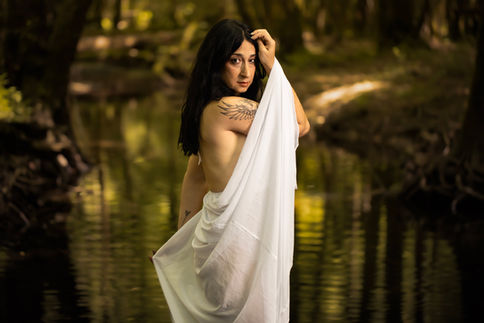 portrait de femme en forêt
