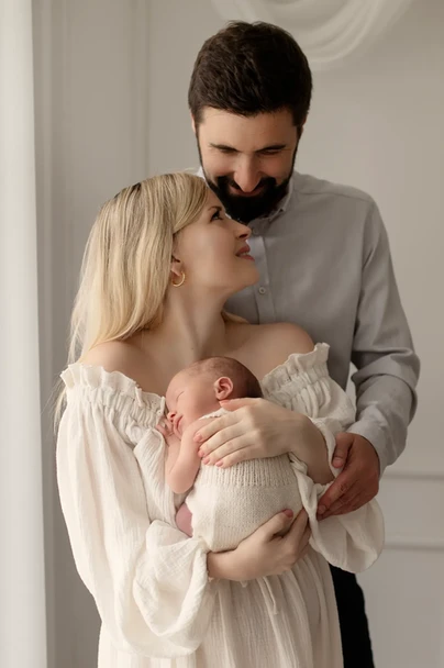 noworodek z rodzicami - czule spojrzenie rodziców – Sabri fotografia noworodkowa