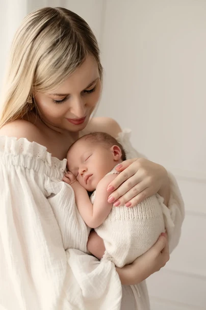 Mama i noworodek – spojrzenia pełne czułości  sesja noworodkowa Warszawa