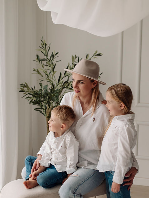 mama z dzieckiem przytulają się do siebie - minimalistyczna aranżacja na sesji z okazji dnia matki