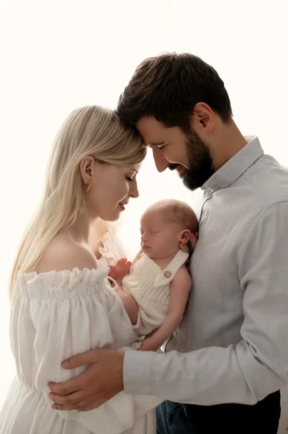 rodzina - mama tata i dziecko - pierwsze chwile razem na sesji