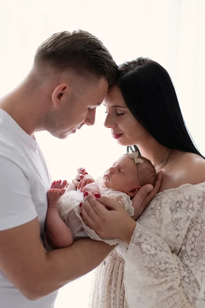 rodzice z maluszkiem na sesji noworodkowej w stylu white