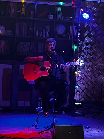 Linger Longer Lounge Open Mic Review: A Laid-Back Monday Night in Phoenix