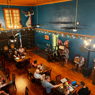 Our Coyote Oaties open mic review covers signup, sound, food, parking, crowd and why this Glendale listening room is worth discovering.