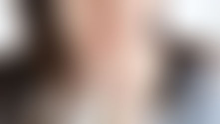 咳をする女性