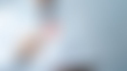 虫眼鏡でがんの原因を探している医師