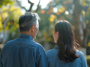 ５０代の夫婦の後ろ姿