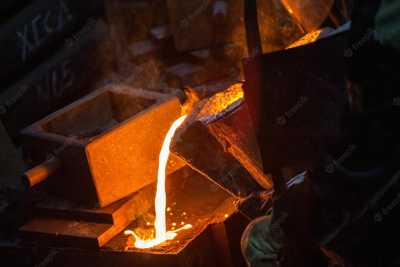 vista-cerca-fundicion-industrial-frio-proceso-llenado-moldes-metal-fundido_636705-5487.web