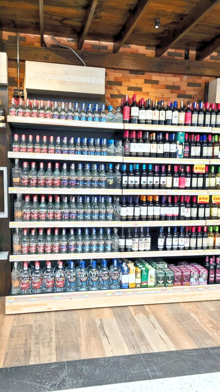 Góndolas de pared | Montajes Hernan Torres | Colombia