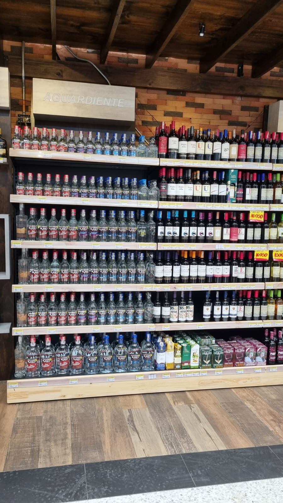 Góndolas de pared | Montajes Hernan Torres | Colombia