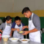 bachillerato gastronómico de unos estudiantes guatemeltecos aprendiento una receta.jpg
