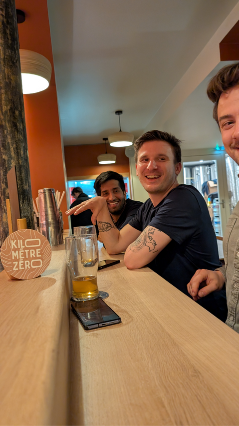 personnes au bar comptoir s'amuse au kilomÚtre Zéro