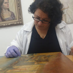 Remoção cautelosa de verniz oxidado preservando velaturas sensíveis