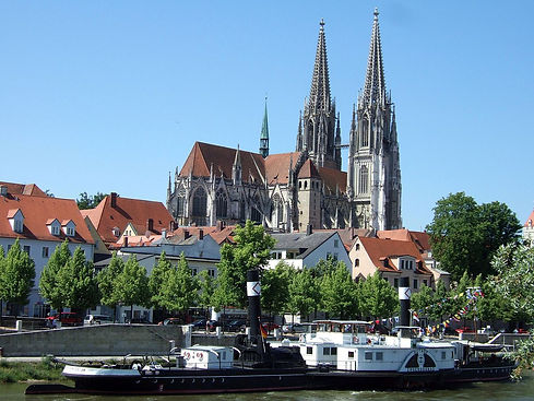 1200px-Dom_Regensburg.jpg