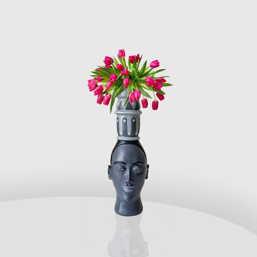 zwarte vrouw met bloemen op grote achtergrond.png