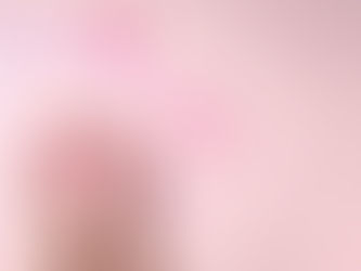 Mano femminile che tiene in mano la figura di un utero, simbolo di attenzione alla salute intima e benessere naturale