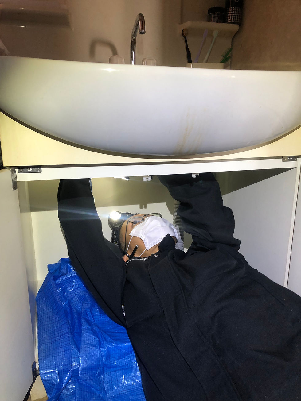 水栓金具を交換する作業員