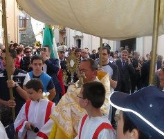 Travolge due extracomunitari e tenta la fuga. Bloccato dalla processione