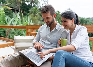 homem e mulher sorrindo em uma interação on-line