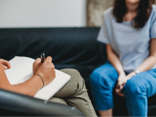 Mulher jovem em consulta