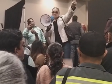 MANIFESTANTES INTERRUMPEN MAĆANERA DE LA GOBERNADORA MARINA DEL PILAR ĆVILA EN PROTESTA POR REFORMA AL ISSTECALI