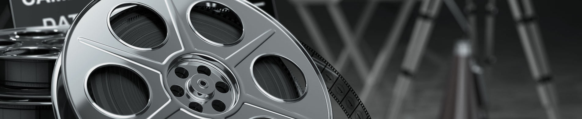 Headerbild des Job Bereiches Sales und Marketing bei der IT-Firma TECXIPIO in Karlsruhe. Auf dem Bild zu sehen ist eine Filmrolle sowie einige verschwommene Stative am Set.