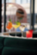 photo de cocktail présenté sur un contoir de bar