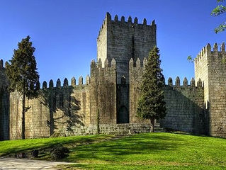 Castelos e Construções Medievais: Castelo de Guimarães - Portugal - Séculos IX a XI