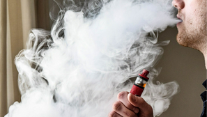 Neumólogos británicos aseguran que vapear es menos malo que fumar