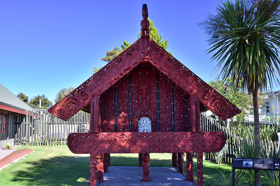 Kunstvoll geschnitztes Vorratshaus