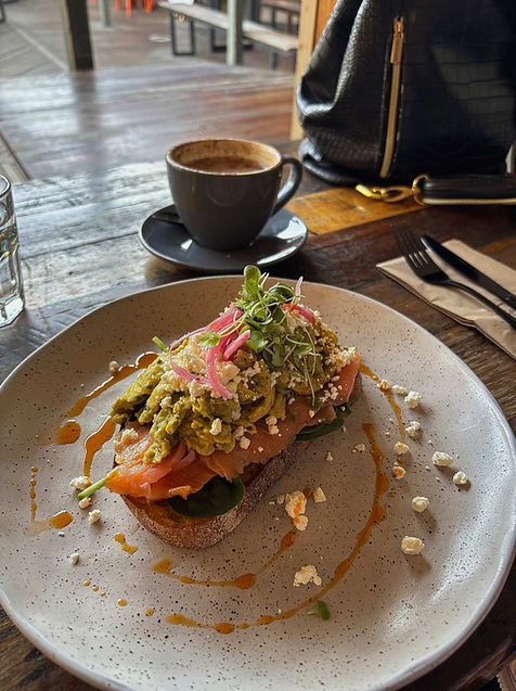 Rüherei mit Lachs auf Sauerteigbrot