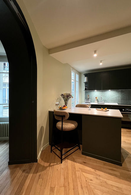 MB Concept, entreprise générale du bâtiment, Paris, rénovation appartement, cuisine, cuisine verte, ilôt cuisine, parquet ancien, mur coloré