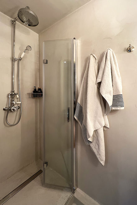 MB Concept, entreprise générale du bâtiment, Paris, rénovation appartement, salle de bain, petite salle de bain, porte coulissante, béton ciré, meuble vasque bois clair, robinetterie rétro