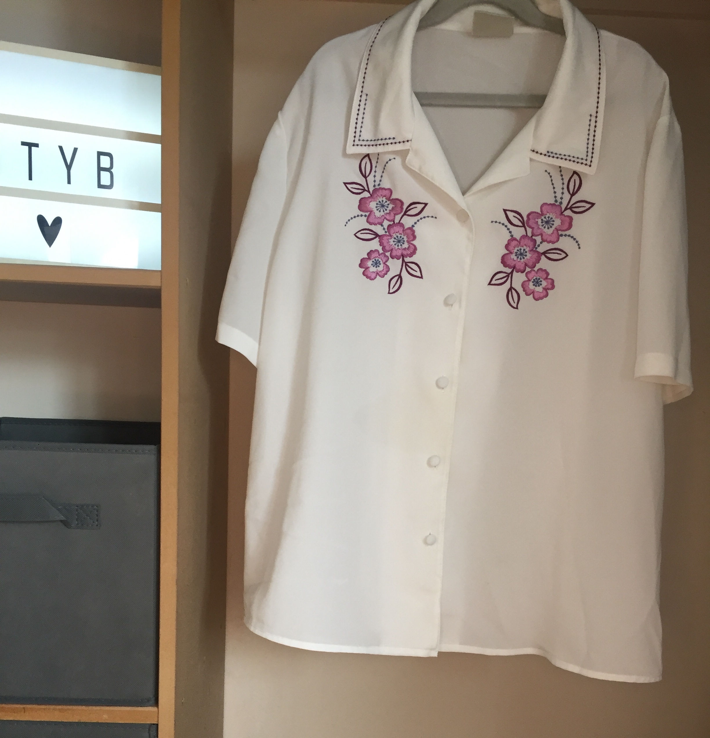 Eastex White Blouse With Pink Flower Detail Size 18