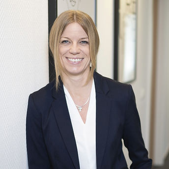 Lächelnde Frau im Blazer