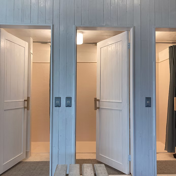 快適な温水シャワー・ロッカー完備 SURFGYMの施設利用イメージ