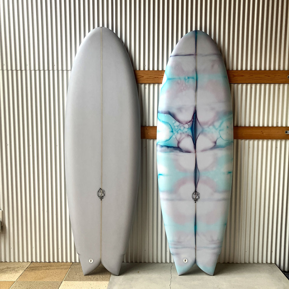 Dead Kooks Shonanに、スネ〜ハラサイズの小波で圧倒的な威力を発揮するミニボード「TORO」のストックボードが2本入荷いたしました。
