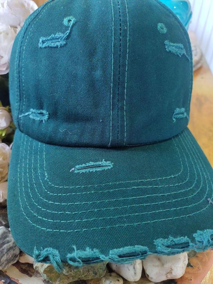 Miniatura: Gorra rasgada verde unisex