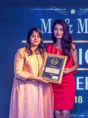Sakshi Dixit receivingAward for mentorship in Mr & Miss Fashion Week 2018
